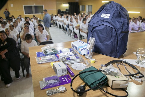 Estudiantes de Enfermería del CUDI reciben kits profesionales de salud 
