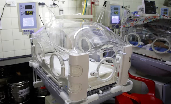 El Hospital Equiza recibió una donación de camas de parto, incubadoras y más tecnología sanitaria de punta
