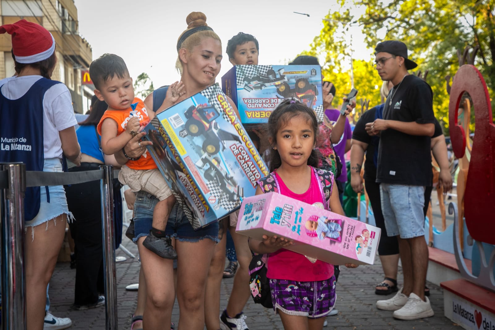 Papá Noel continúa repartiendo alegría y regalos por toda La Matanza