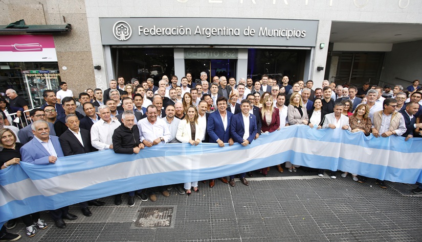 Fernando Espinoza y Axel Kicillof denuncian la situación crítica de los municipios y las provincias.