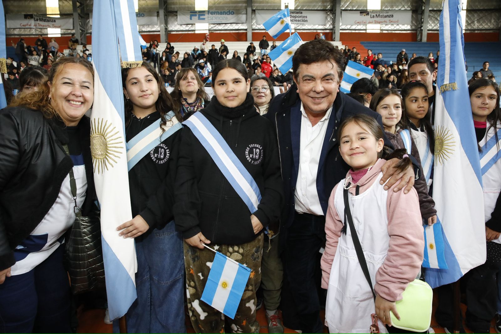 Fernando Espinoza encabezó la emotiva Promesa de Lealtad a la Bandera Argentina junto a miles de chicas y chicos